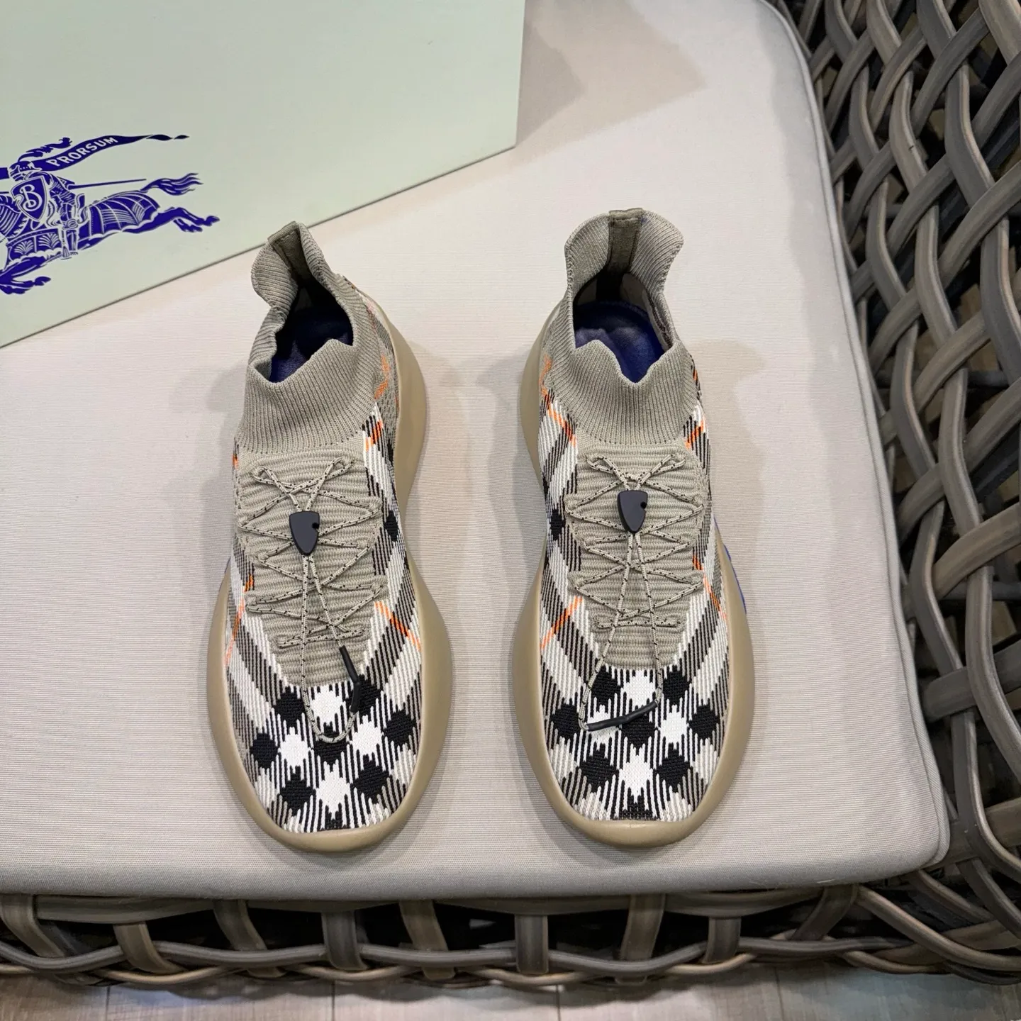 Factory price: 480💰BURBERRY/Burberry plaid knitted Ne men's shoes💰tune sneakers｜With breathable sock-style upper｜Embellished with knitted Burberry plaid｜Leather lining Incorporated into a plaid lace design｜Equipped with B-shaped shield buckle｜The sole is decorated with a large wrapped equestrian knight logo (EKD)｜Round toe #drawstring closure#The sole is decorated with the equestrian knight logo (EKD)｜At least 50% of the main materials of the boutique are from renewable sources Size: 39-44 (45 custom-made)